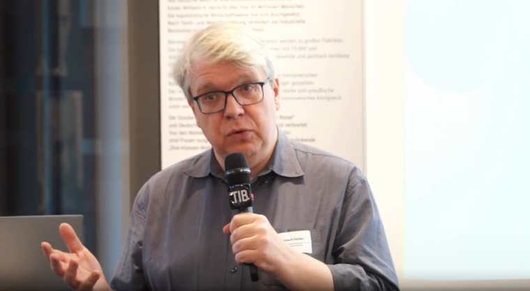 Lambert Heller bei der Abschlussveranstaltung seines Projekts WikiRemembrance, 2024